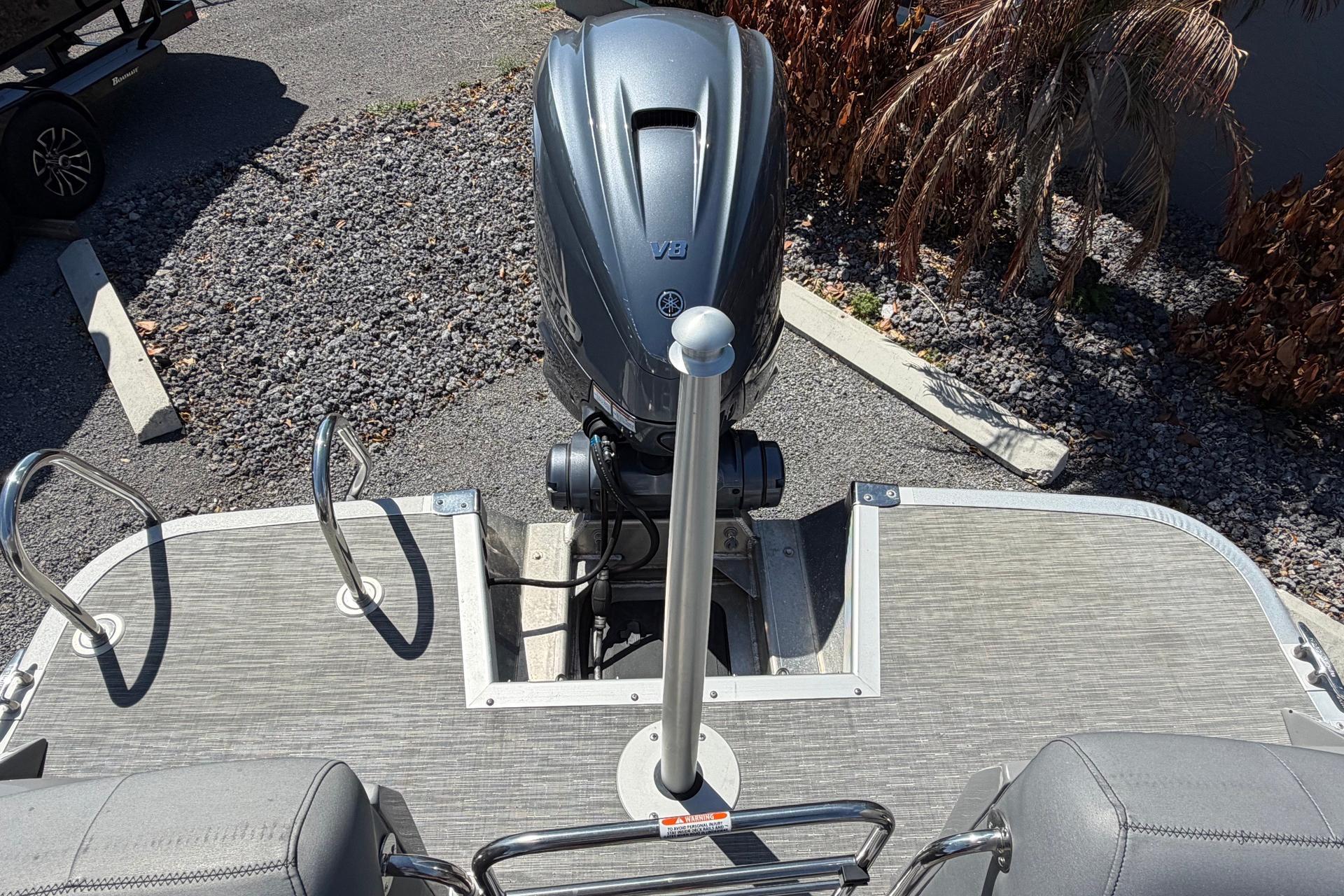 2022 Bennington 25 QX boat with outboard motor and swim platform.